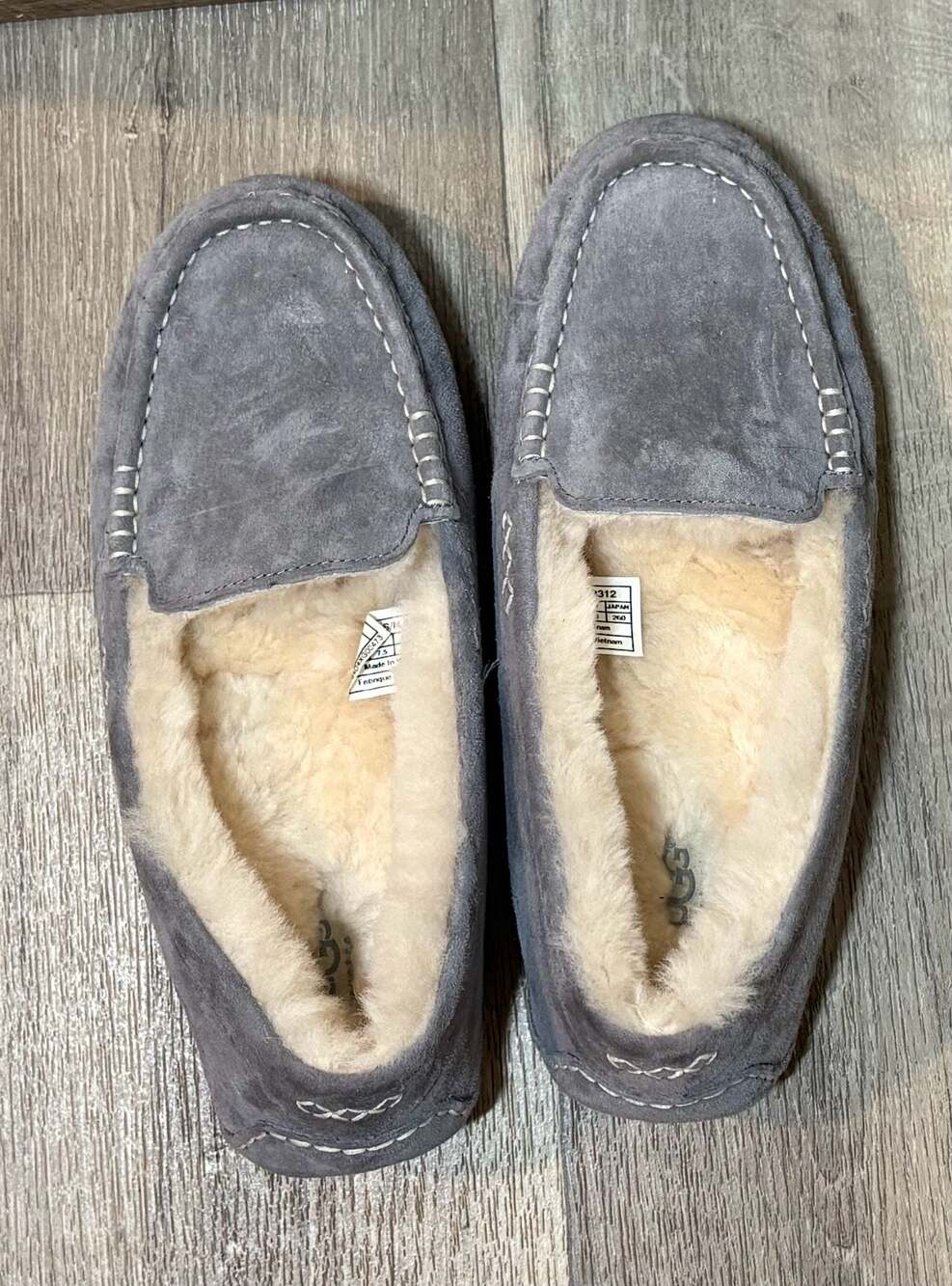 UGG Ansley Moccasin Slipper S/N 3312 Gray Suede Size 9 - Picture 2 of 9